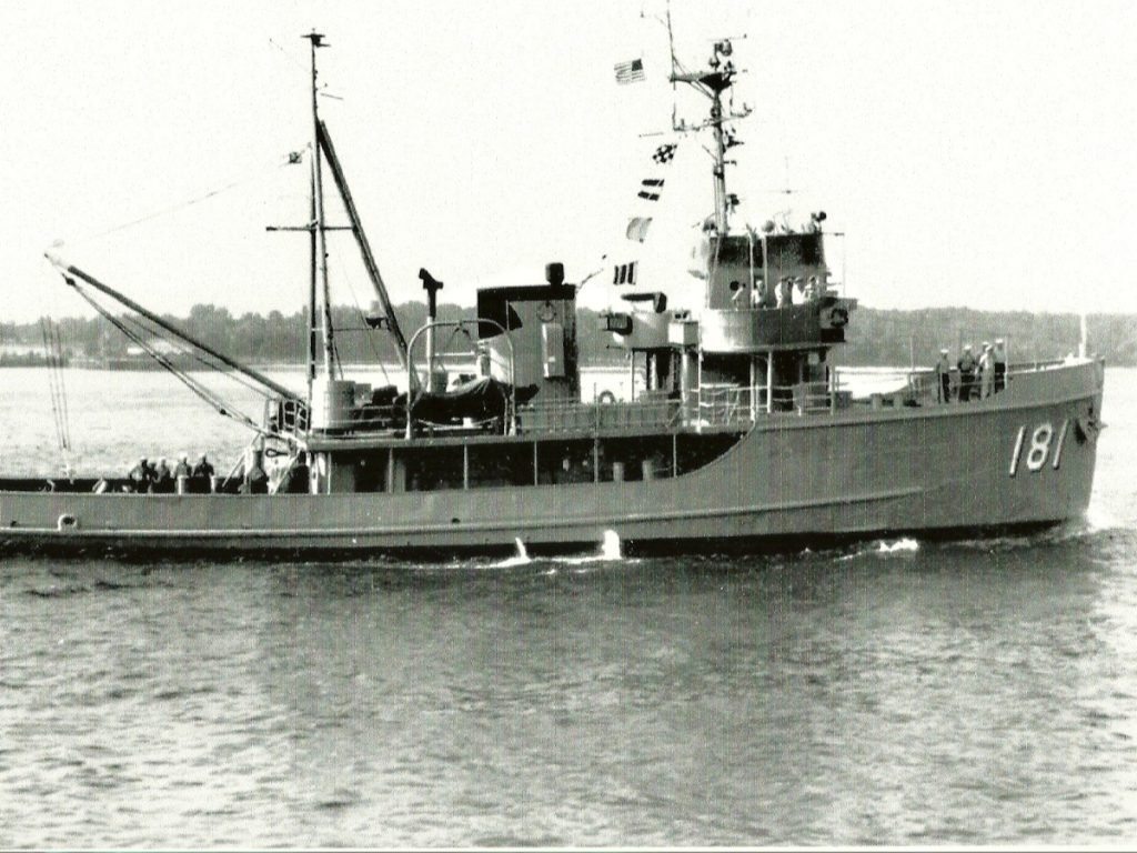 USS accord navegando